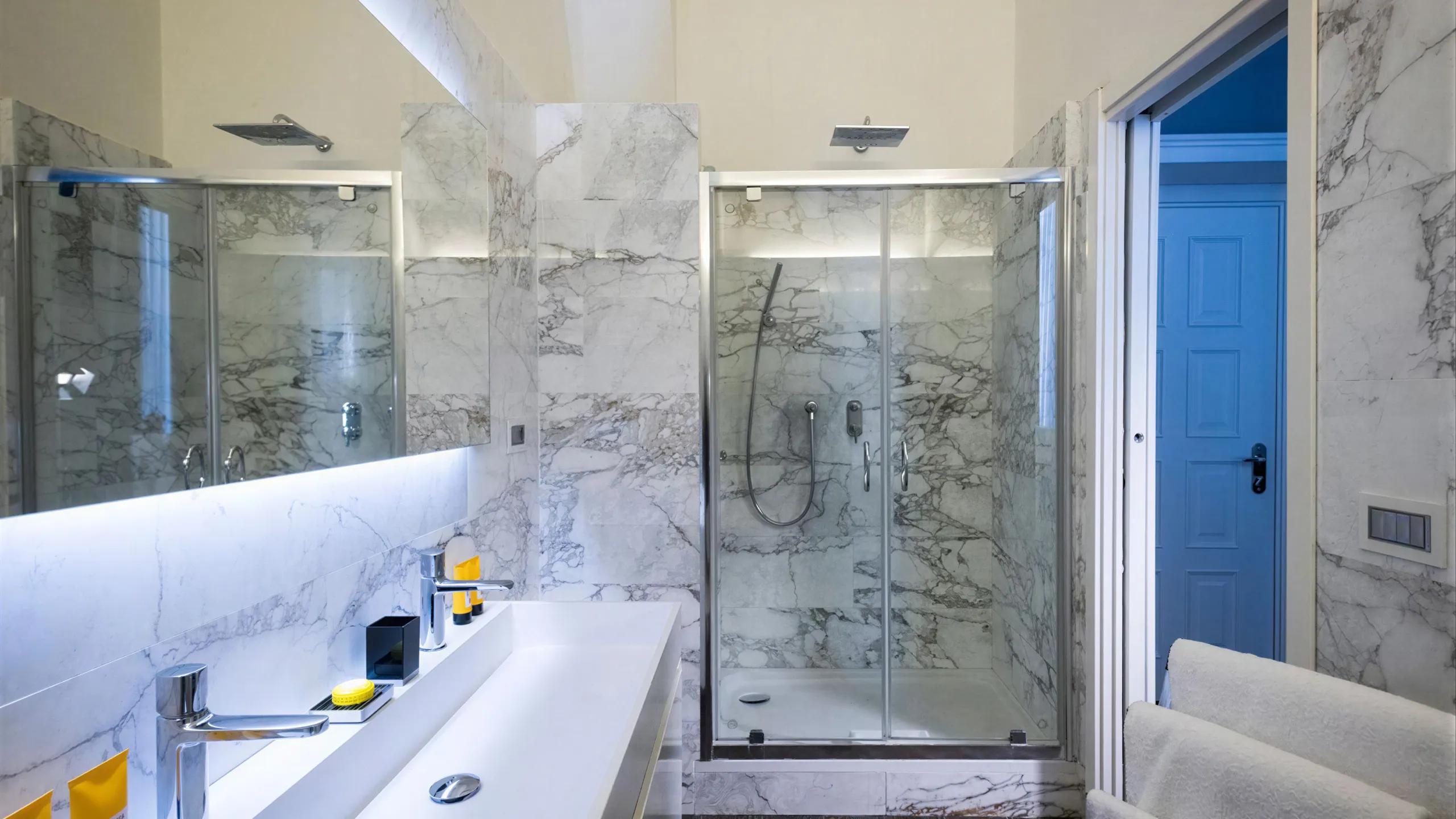 Marble bathroom of the Executive city view room at Hotel Metropole Taormina with walk-in shower and double sink
