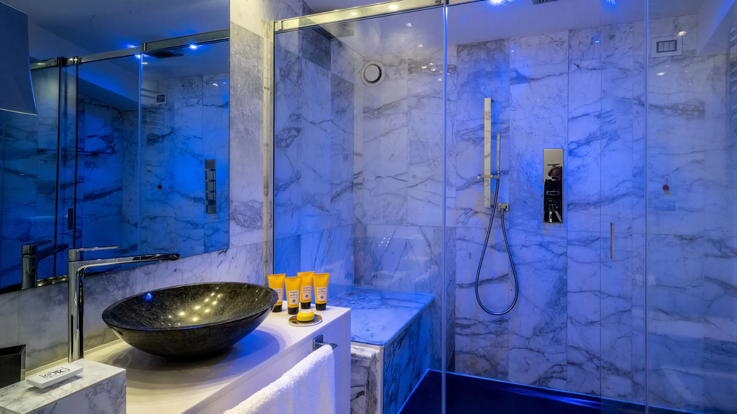 Marble bathroom of the Presidential Suite at Hotel Metropole Taormina with walk-in shower