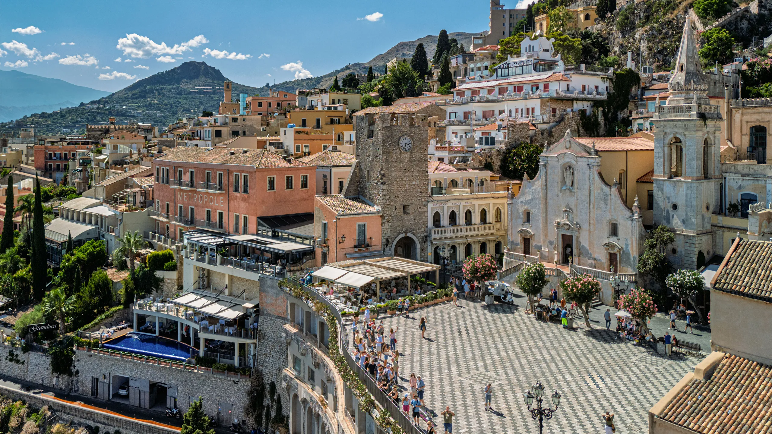 Vista su Taormina con la Chiesa di San Giuseppe e l’Hotel Metropole nel centro storico