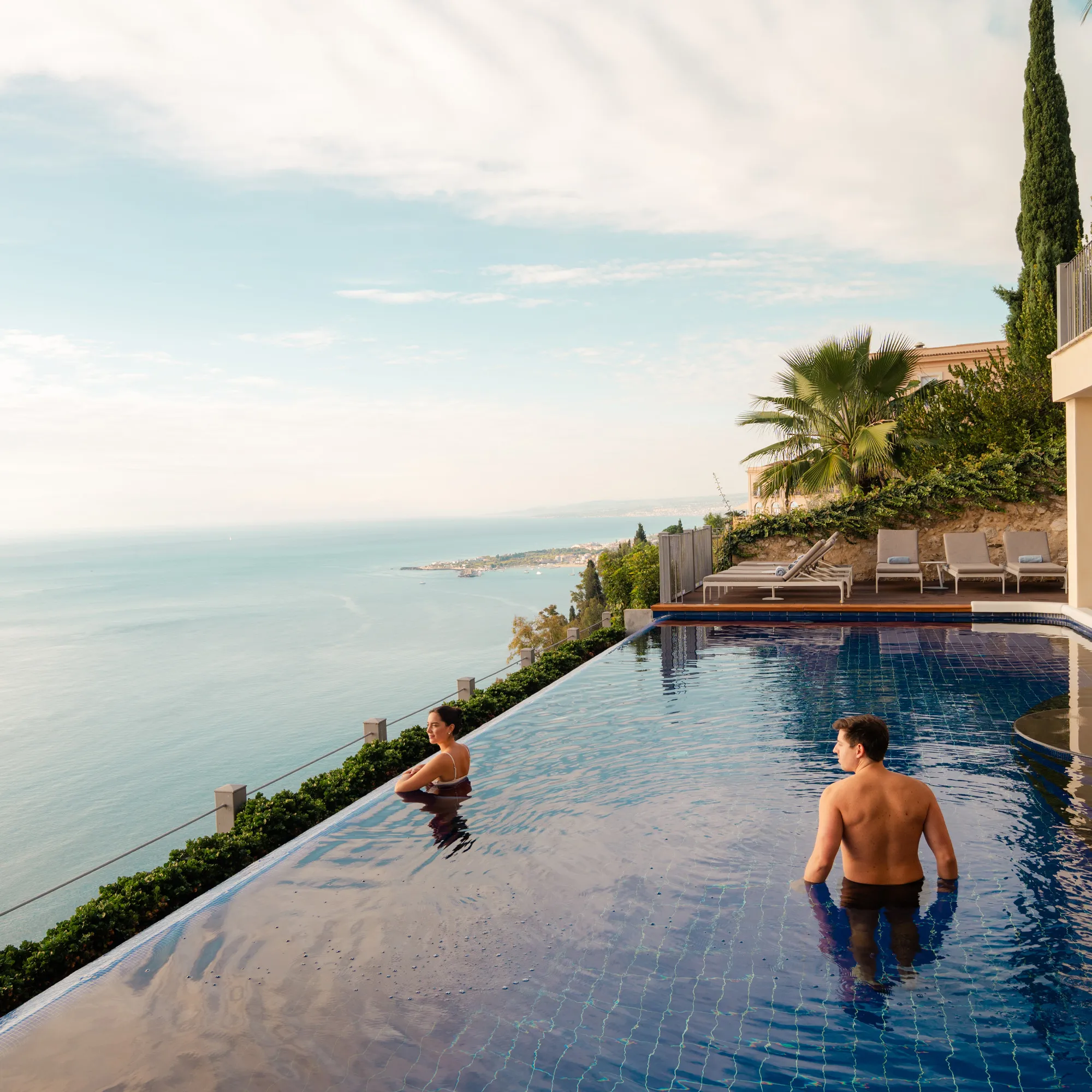 Piscina infinity dell’Hotel Metropole Taormina con vista sulla costa e mare panoramico