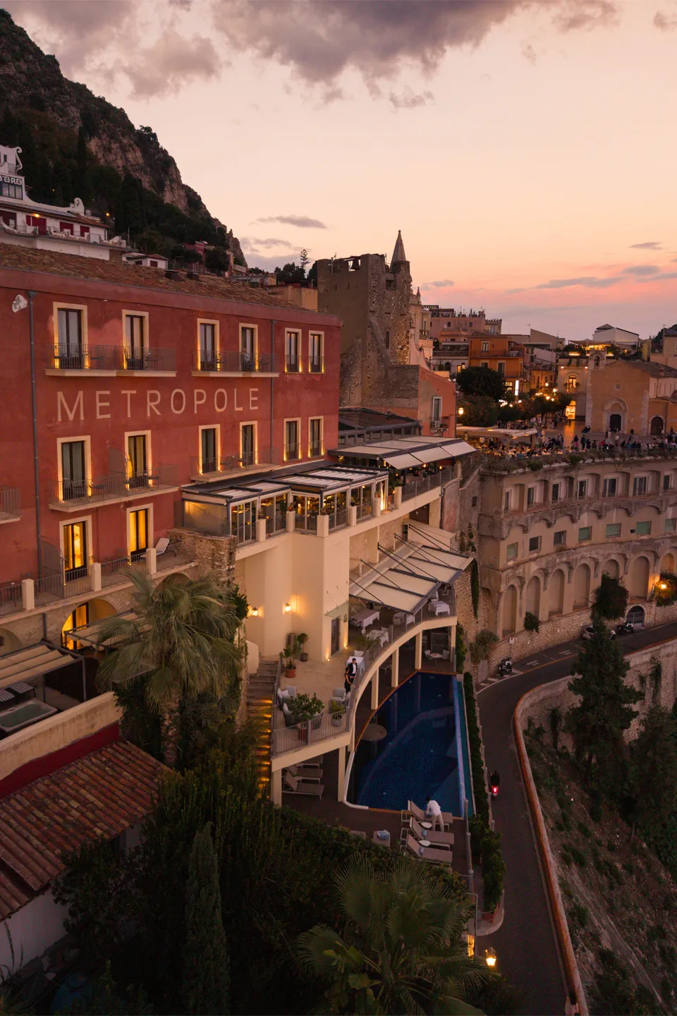 Terrazza privata Hotel Metropole Taormina: colazione con frutta e cornetti, lettino e facciata in terracotta siciliana